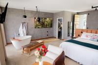 Habitación con cama extragrande y bañera de hidromasaje