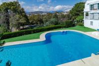 Peaceful Modern 2 bedroom apartment in Aloha Pueblo With View over The Pool - Bed and Breakfast Marbella