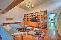 Bohemian Home with Screened Porch, 3 Mi to Lake! - B&B
