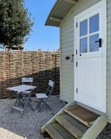 The Hut by the River - B&B