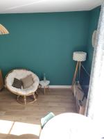 Scandinave - proche gare & centre-ville - stationnement - cour intérieure table & chaises - B&B Saint-Brieuc
