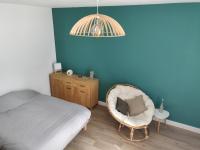 Scandinave - proche gare & centre-ville - stationnement - cour intérieure table & chaises - B&B Saint-Brieuc