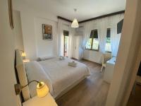 Habitación con cama extragrande y balcón