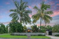 Sweet Creek Cottage, Palm Cove, 200m to Beach, Heated Pool, Pets - Bed and Breakfast