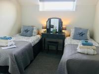 Chambre Lits Jumeaux avec Salle de Bains Commune