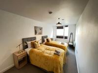 2 Bedroom, 2 Bathroom Modern Apartment close to Ocean Village, Free parking, Single or Double beds - Chambres d'hôtes Southampton