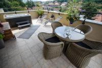 Appartamento Deluxe con 2 Camere da Letto, Terrazza e Vasca Idromassaggio