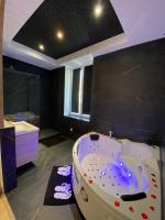 Love Room avec jacuzzi & lit King Size - B&B Saint-Étienne-de-Valoux