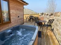 Partridge Lodge with Hot Tub - B&B Forgandenny