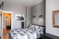 Chambre Lit Queen-Size avec Salle de Bains Commune