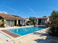 B&B Meyreuil - EDEN HOUSE villa 200 m2, 5 chamb 5 sdb, piscine privée, jardin clos 4000 m2, parking - Bed and Breakfast Meyreuil