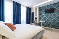 Habitación con cama extragrande y balcón