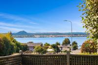B&B Taupo - Stroll to the Lake - Acacia Bay Holiday Home - Bed and Breakfast Taupo