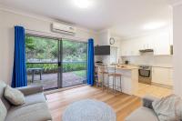 B&B Shoal Bay - Adriana 4 open plan living with backyard - Bed and Breakfast Shoal Bay