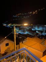 Lovely newly refurbished, 1 bedroom top floor apartment with sea views, fast WI-FI CABLE TV and Netflix - Chambres d'hôtes Ribeira Brava