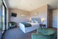 Zimmer mit Kingsize-Bett und Seeblick