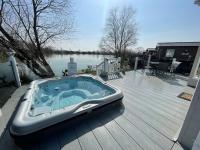 Indulgence lakeside lodge i1 with hot tub, private fishing peg situated at Tattershall Lakes Country Park - B&B Tattershall