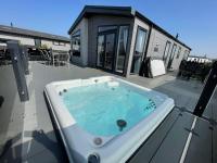 B&B Tattershall - Indulgence Lakeside Lodge i3 with hot tub, private fishing peg situated at Tattershall Lakes Country Park - Bed and Breakfast Tattershall