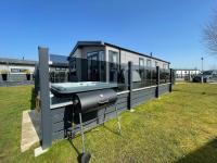 Indulgence Lakeside Lodge i3 with hot tub, private fishing peg situated at Tattershall Lakes Country Park - Chambres d'hôtes Tattershall