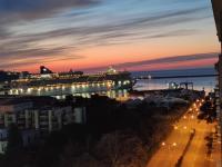 Follow The Sun - 4 Person Apartment - B&B Bar