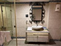 Queen Room with Spa Bath(Check-in after 21:00)