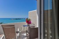 Zimmer mit Kingsize-Bett und Meerblick