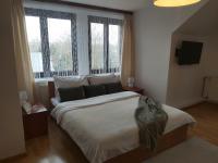 Habitación con cama extragrande y balcón