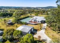 Bunya Bunya Luxury Estate Toowoomba set over 2 acres with Tennis Court - B&B