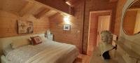 Habitación con cama grande y balcón
