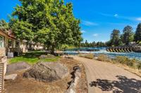 Deluxe Riverfront Cottage - Pet Friendly