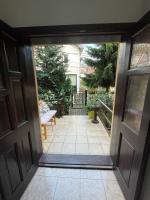 Huge Apartment with a Garden in the City Center - Chambres d'hôtes Pristina
