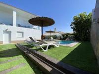Apartment with Pool View