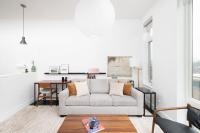 Modern 1BR Apt with Rooftop, Gym, and Parking - B&B Milwaukee