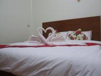 Zimmer mit Kingsize-Bett und Gartenblick. 