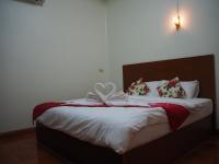 Zimmer mit Kingsize-Bett und Gartenblick. 