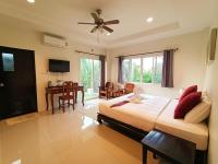 Habitación con cama extragrande y vistas al jardín