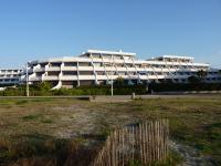 Sol-y-Days Flamant, Superbe appartement en rez de jardin avec grande terrasse et jardinet, face a la mer - Chambres d'hôtes Le Grau-du-Roi
