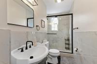 Casa Soleada in East Rock near DT and Yale SOM with FREE Parking and King Bed - Chambres d'hôtes New Haven