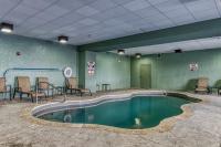 Gorgeous 2BD 2BTH Condo with Mountain Views Pool Hot Tub Game Room Close to Parkway - B&B