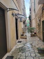 GIOVINAZZO HISTORIC APULIA old town stone house with private patio - Chambres d’hôtes
