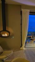 Deluxe Two-Bedroom Apartment with Jacuzzi and Lake View