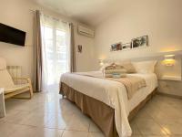 Dreibettzimmer mit Balkon und Bergblick