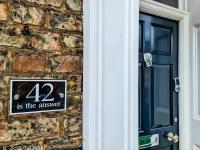 42 is the Answer- Stunning York townhouse appearing on TV Holiday Home Show - Bed and Breakfast