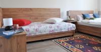 Dreibettzimmer mit Balkon und Bergblick
