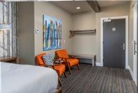 Zimmer mit Kingsize-Bett und Balkon