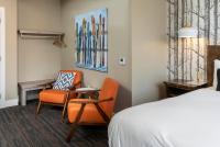 Zimmer mit Kingsize-Bett und Balkon