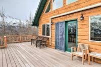 Alaskan Mountain Gem with Private Hot Tub and Gym! - B&B Eagle River