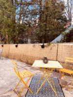 Appartement 2 chambres avec terrasse vue sur jardin arboré - B&B Pontarlier