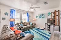 B&B Freeport - Surfside Escape with Deck about 1 Block to Beach! - Bed and Breakfast Freeport