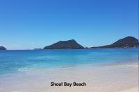 Shoal Towers 4 11 Shoal Bay Road straight across the road to the beach - Chambres d'hôtes Shallow Bay